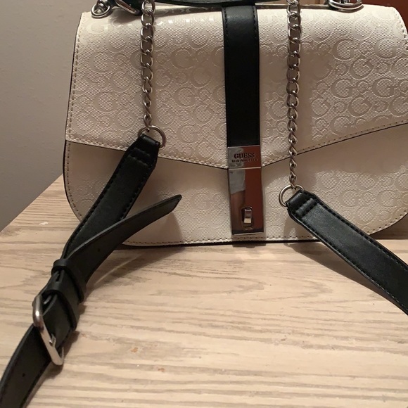 AUTHENTIC guess bag - Picture 7 of 8